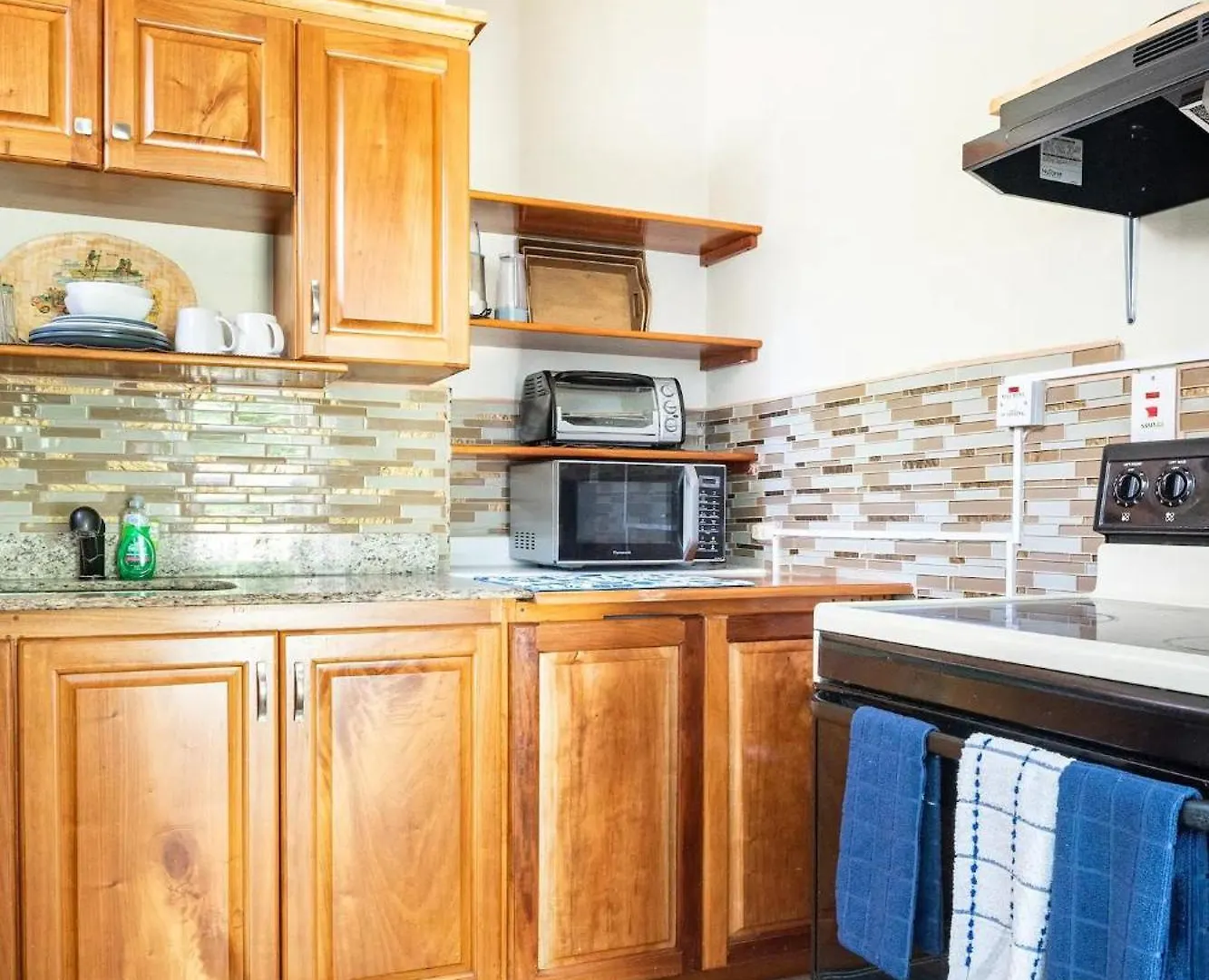 아파트 Tower Isles Condo With Sea Views